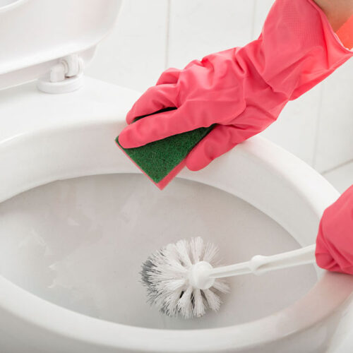 Stai pulendo il bagno e noti che il water inizia ad accumulare incrostazioni? Agisci per tempo, scoprendo come disincrostare il tuo wc in modo facile e veloce.