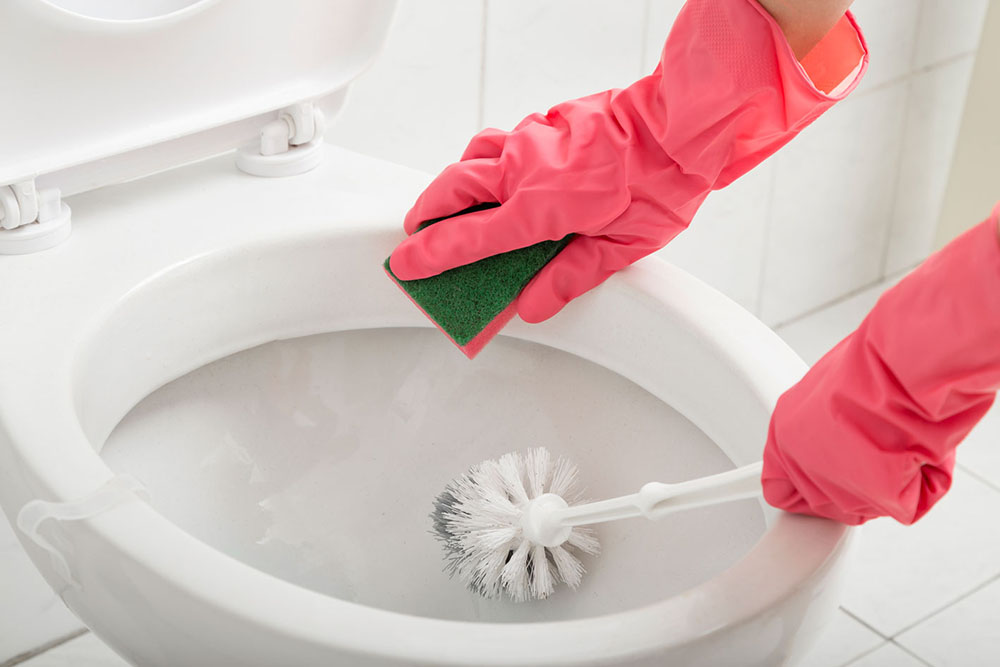 Stai pulendo il bagno e noti che il water inizia ad accumulare incrostazioni? Agisci per tempo, scoprendo come disincrostare il tuo wc in modo facile e veloce.